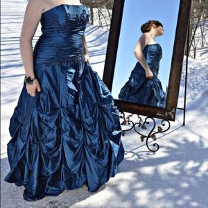 Gorgeous royal blue David’s Bridal prom dress